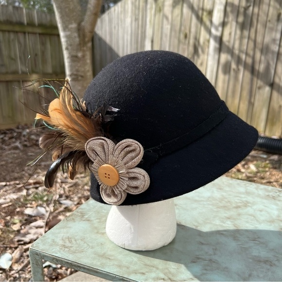 WOMEN'S black wool bucket hat with feather flower on a side one size - Picture 2 of 9